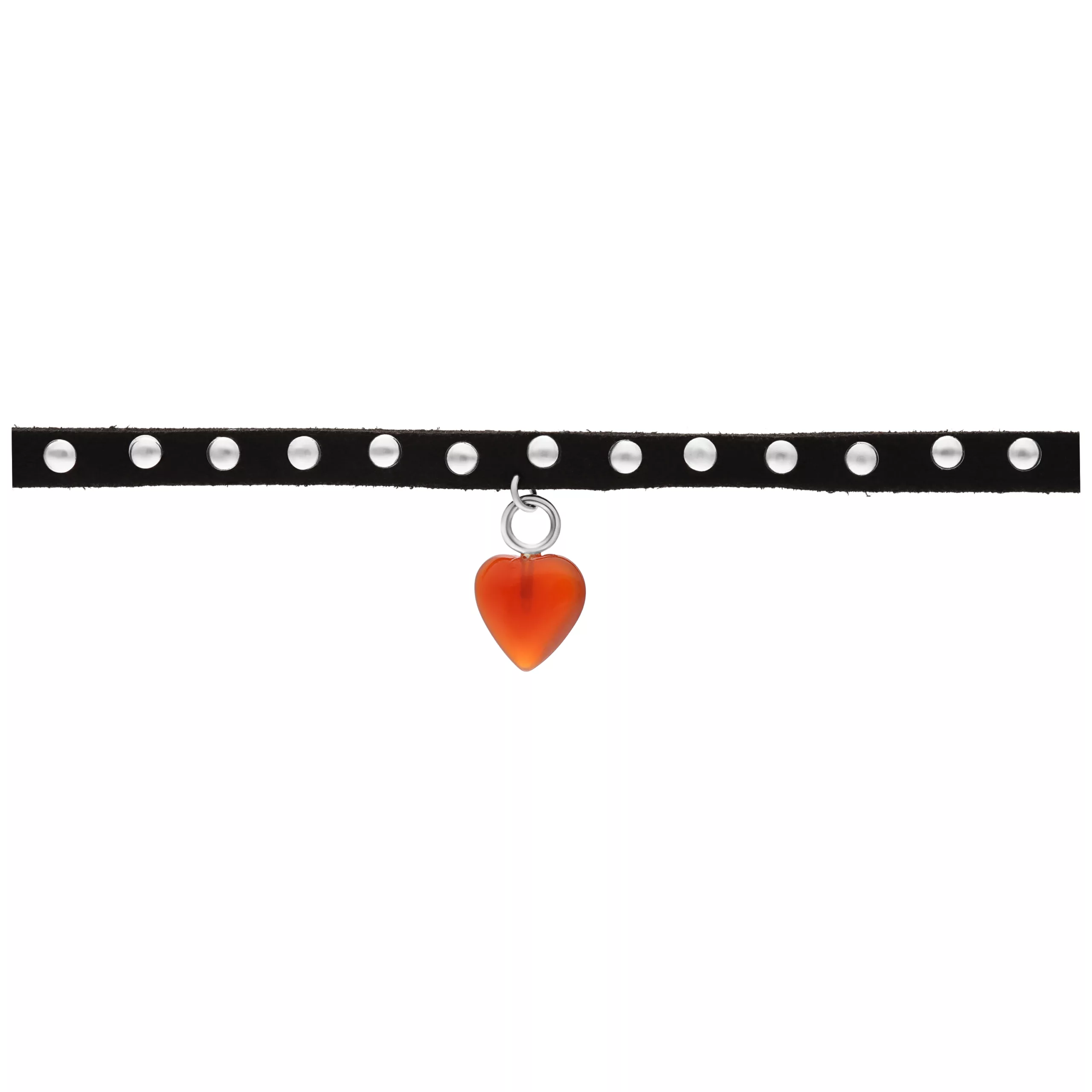 Schwarzes Choker mit silbernen Nieten und rotem Herzanhänger auf weißem Hintergrund