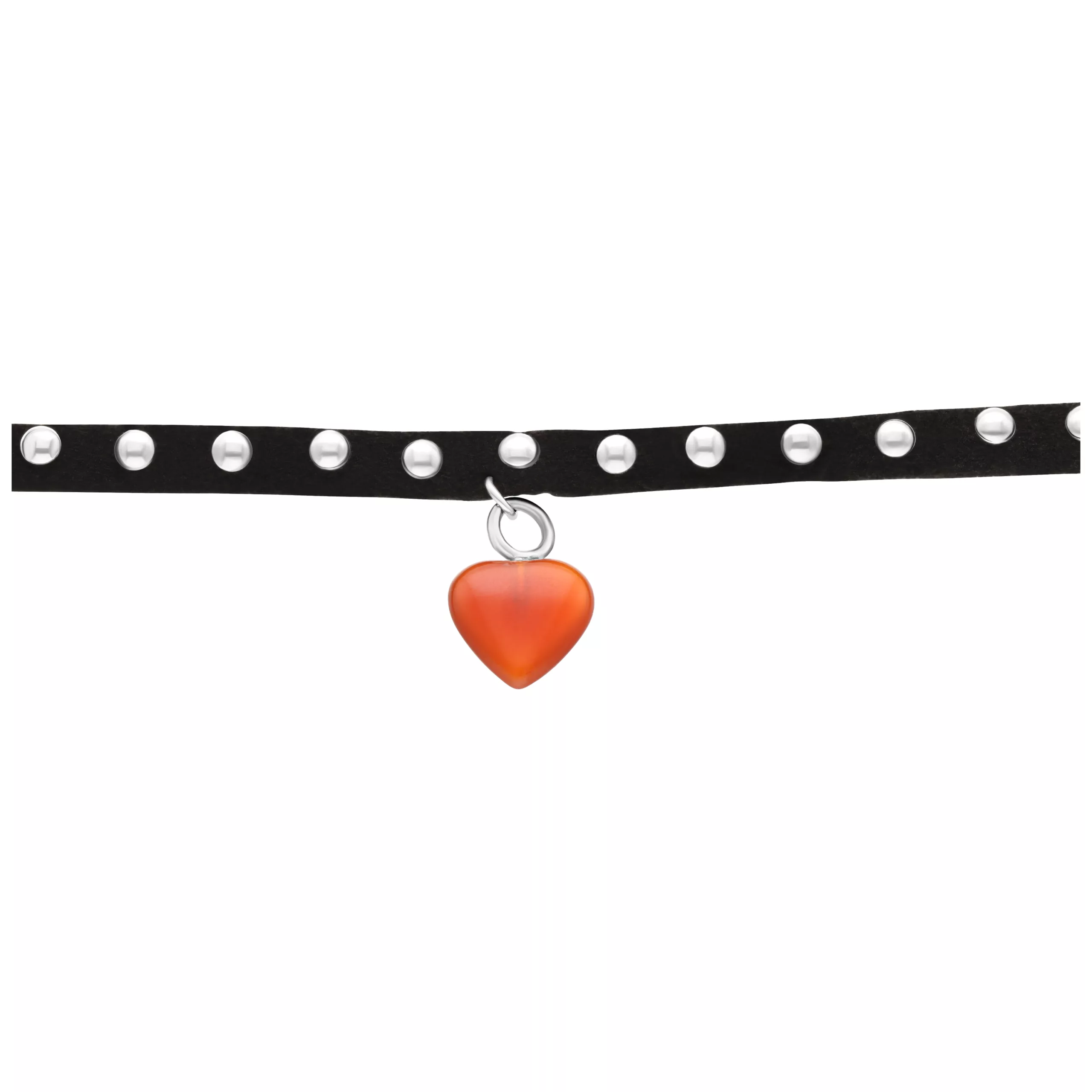 Schwarzes Kunstleder-Choker mit rotem Herzanhänger und silbernen Nieten auf weißem Hintergrund