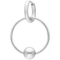Silberne Ball Closure Hoops aus Edelstahl Zwei silberne Ohrringe aus Edelstahl mit Kugelverschluss auf weißem Hintergrund
