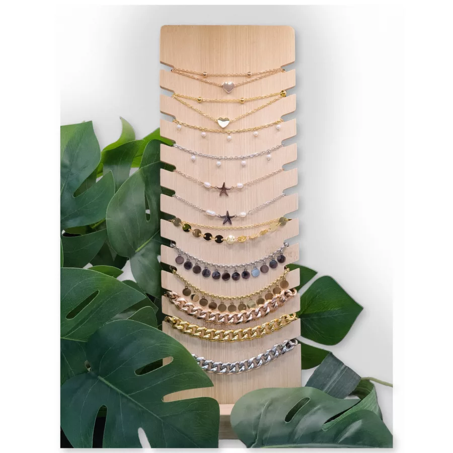 Holzdisplay mit schwarzen Kunstlederakzenten, umgeben von Pflanzen