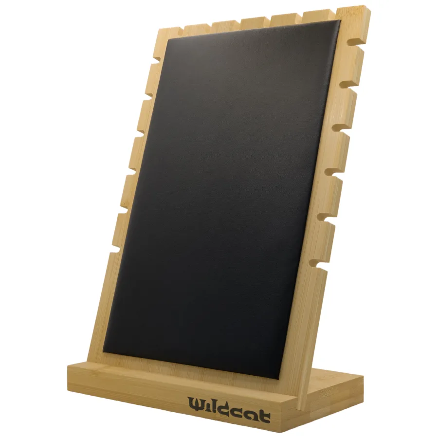 Schwarzes Halsketten-Display mit Holzrahmen und Wildcat-Logo