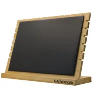 Schwarzes Display für Halsketten aus Holz mit Wildcat-Logo