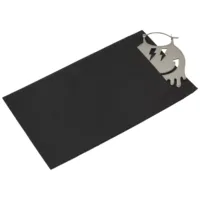 Schwarze Geschenktüte mit Katzenmotiv Schwarze Geschenktüte mit glänzendem Katzenanhänger auf weißem Hintergrund