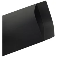 Schwarze Geschenktüte aus Papier Schwarze Geschenktüte aus Papier auf weißem Hintergrund, leicht geöffnet