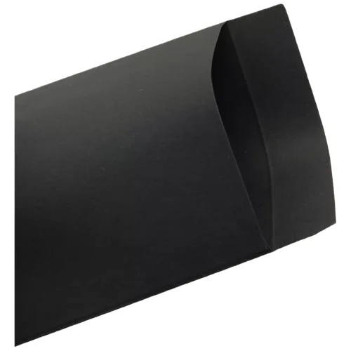 Schwarze Geschenktüte aus Papier auf weißem Hintergrund, leicht geöffnet