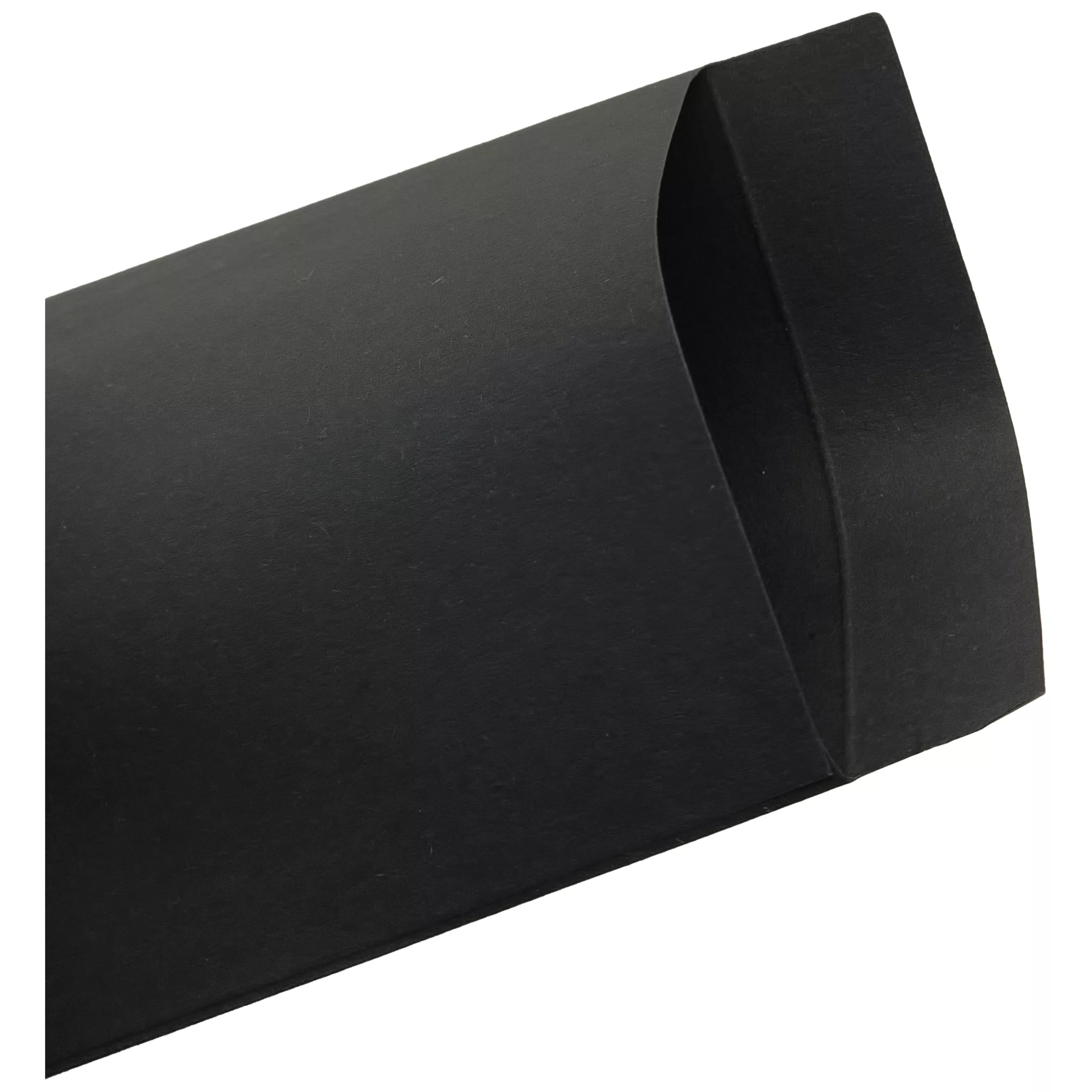 Schwarze Geschenktüte aus Papier Schwarze Geschenktüte aus Papier auf weißem Hintergrund, leicht geöffnet