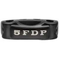 5FDP Charm aus schwarzem Leder und Stahl Schwarzer 5FDP Charm aus Leder und Chirurgenstahl, frontale Ansicht