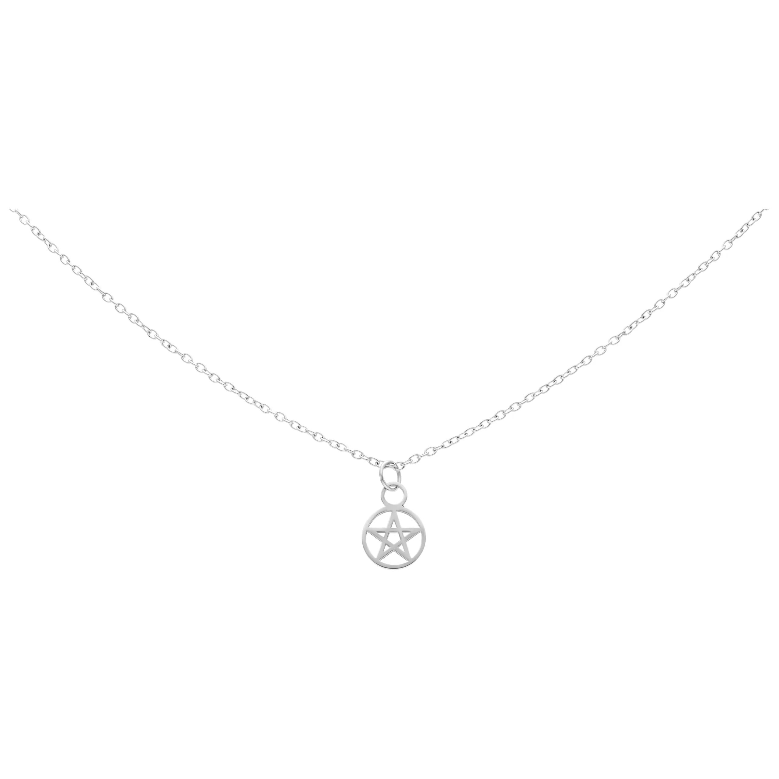 Silberne Pentagramm Kette 50 cm Silberne Kette mit Pentagramm-Anhänger auf weißem Hintergrund