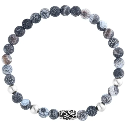 Graues Armband aus Kunststoff mit gemusterten Perlen auf weißem Hintergrund