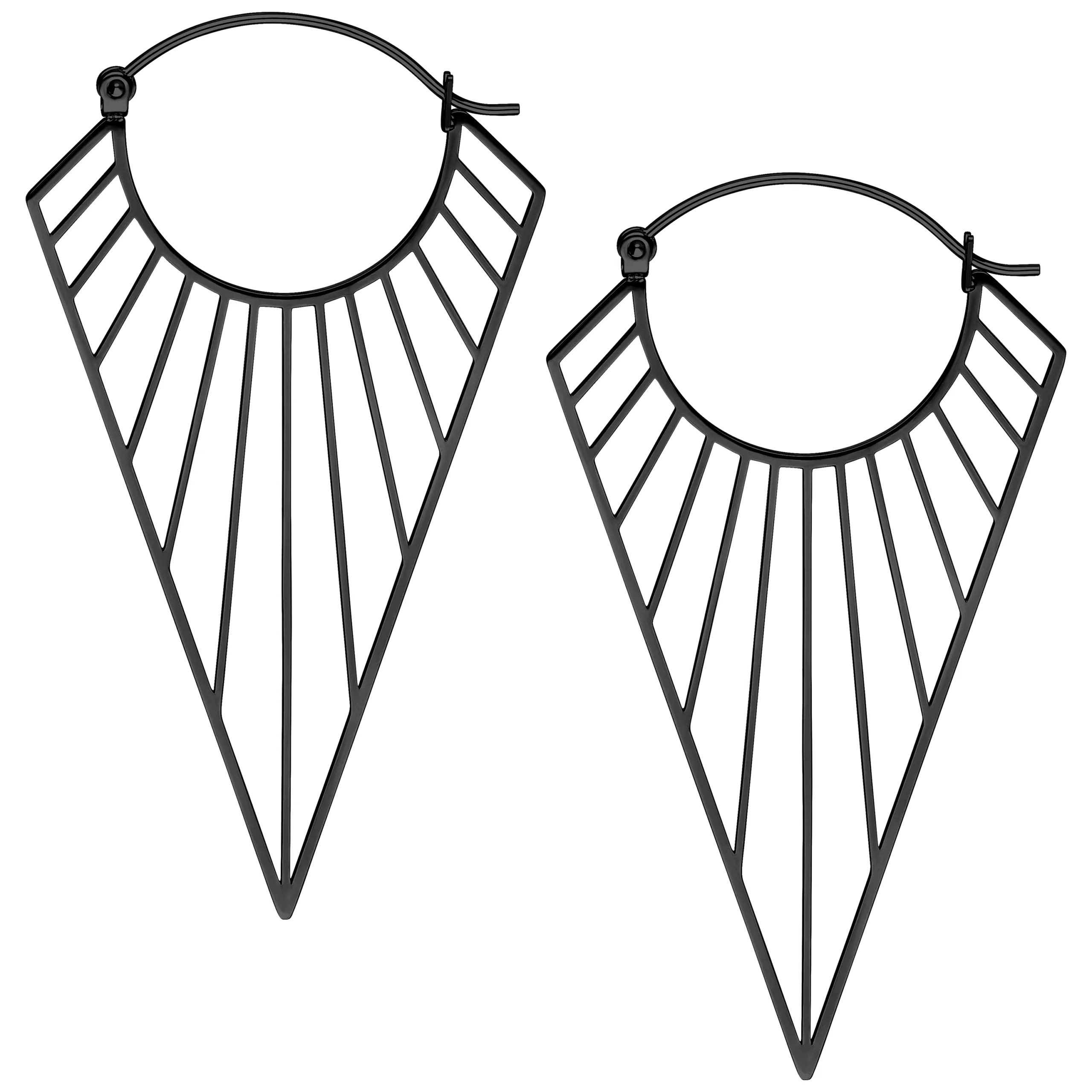 Schwarze Prisma Hoops Ohrringe aus Chirurgenstahl auf weißem Hintergrund