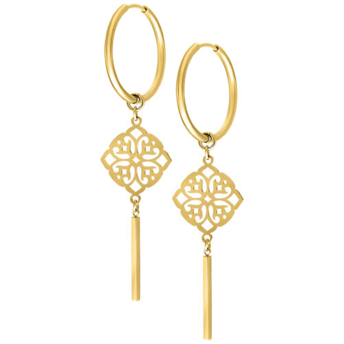 Zwei goldene Clover Hoops Ohrringe auf weißem Hintergrund