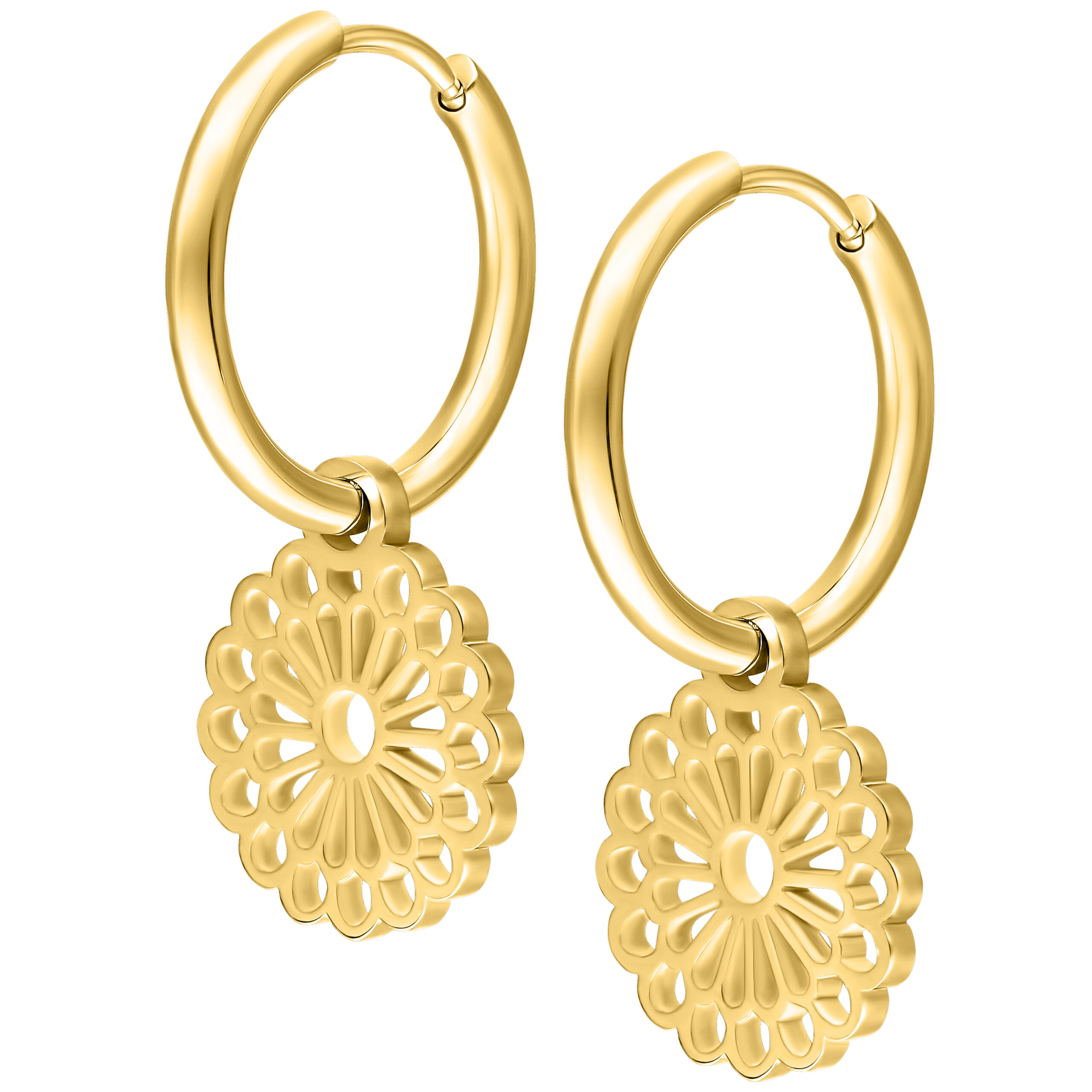 Zwei goldene Ohrringe mit Mandala-Anhänger vor weißem Hintergrund