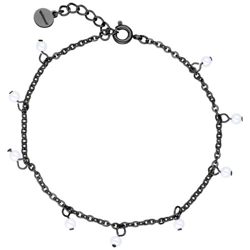 Schwarzes Armband mit kleinen Perlen auf weißem Hintergrund
