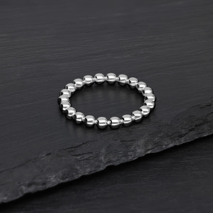 Silberner Bubble Ring aus Chirurgenstahl auf schwarzem Hintergrund