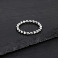 Silberner Bubble Ring 18,0 mm Silberner Bubble Ring aus Chirurgenstahl auf schwarzem Hintergrund