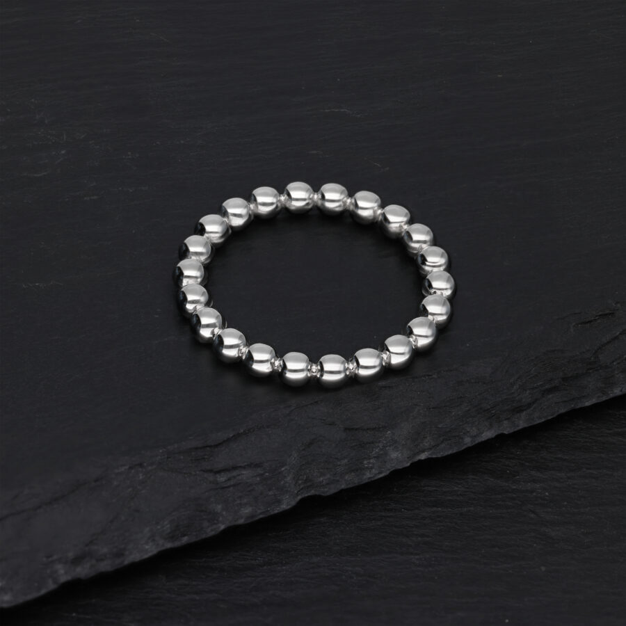 Silberner Bubble Ring auf schwarzem Hintergrund liegend