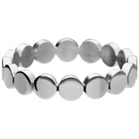 Eleganter Fingerring aus Silber Chirurgenstahl Silberring aus Chirurgenstahl mit runden Plättchen auf weißem Hintergrund