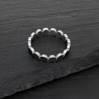 Feiner Plattenring aus Chirurgenstahl in Silber Silberner Plattenring aus Chirurgenstahl auf schwarzem Schieferhintergrund