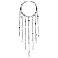 Silberne Tassle Hoops Ohrringe mit herabhängenden Ketten auf weißem Hintergrund