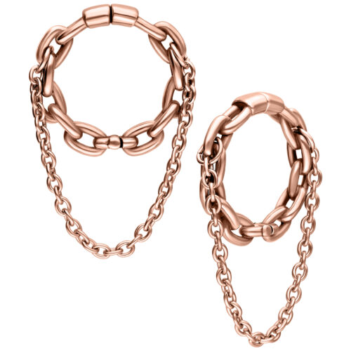 Zwei roségoldene Double Chain Ohrgewichte aus Chirurgenstahl auf weißem Hintergrund