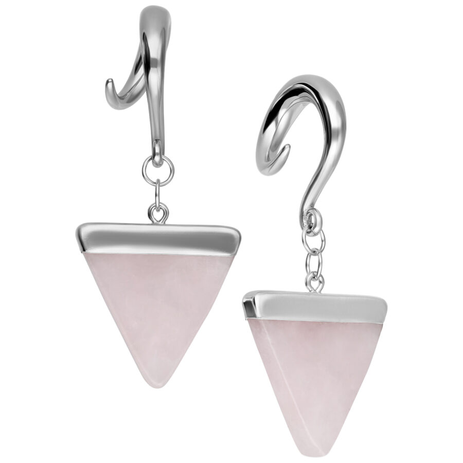 Zwei Rose Triangle Ohrgewichte aus silbernem Chirurgenstahl mit rosafarbenem Dreieck auf weißem Hintergrund