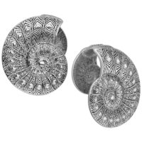 Fossil Ear Cuffs in Silber mit Muster Silberne Ohrgewichte mit detailliertem Muster auf weißem Hintergrund