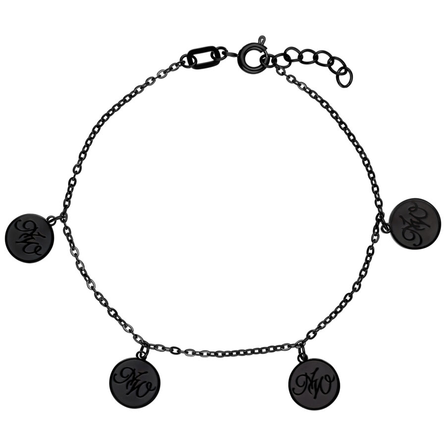 Schwarzes Armband mit Nightwish-Charms auf weißem Hintergrund