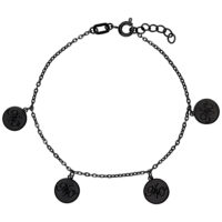 Schwarzes Armband mit Nightwish-Charms auf weißem Hintergrund