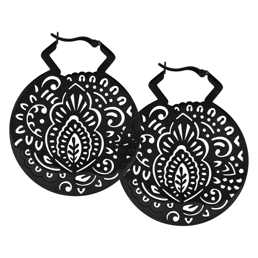 Schwarze Ohrringe aus Chirurgenstahl mit Mehndi-Muster auf weißem Hintergrund