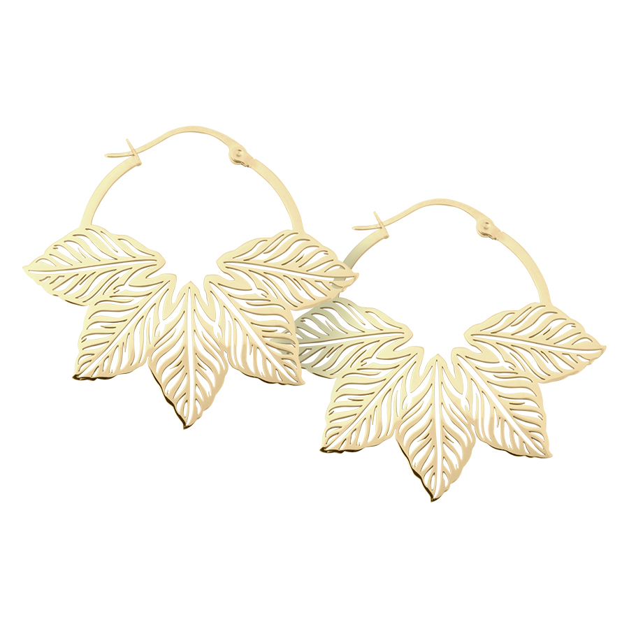 Goldene Abey Hoops Ohrringe mit filigranem Blattdesign auf weißem Hintergrund