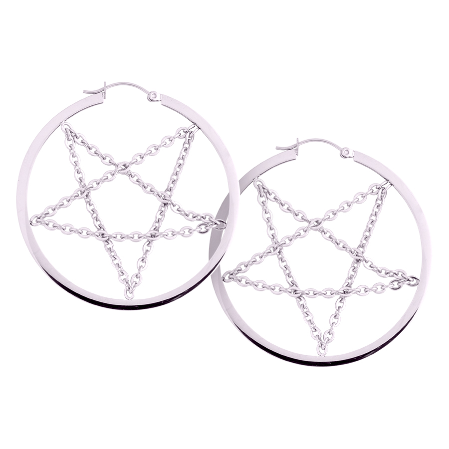 Silberne Ohrringe mit Pentagramm und Kettendesign auf weißem Hintergrund
