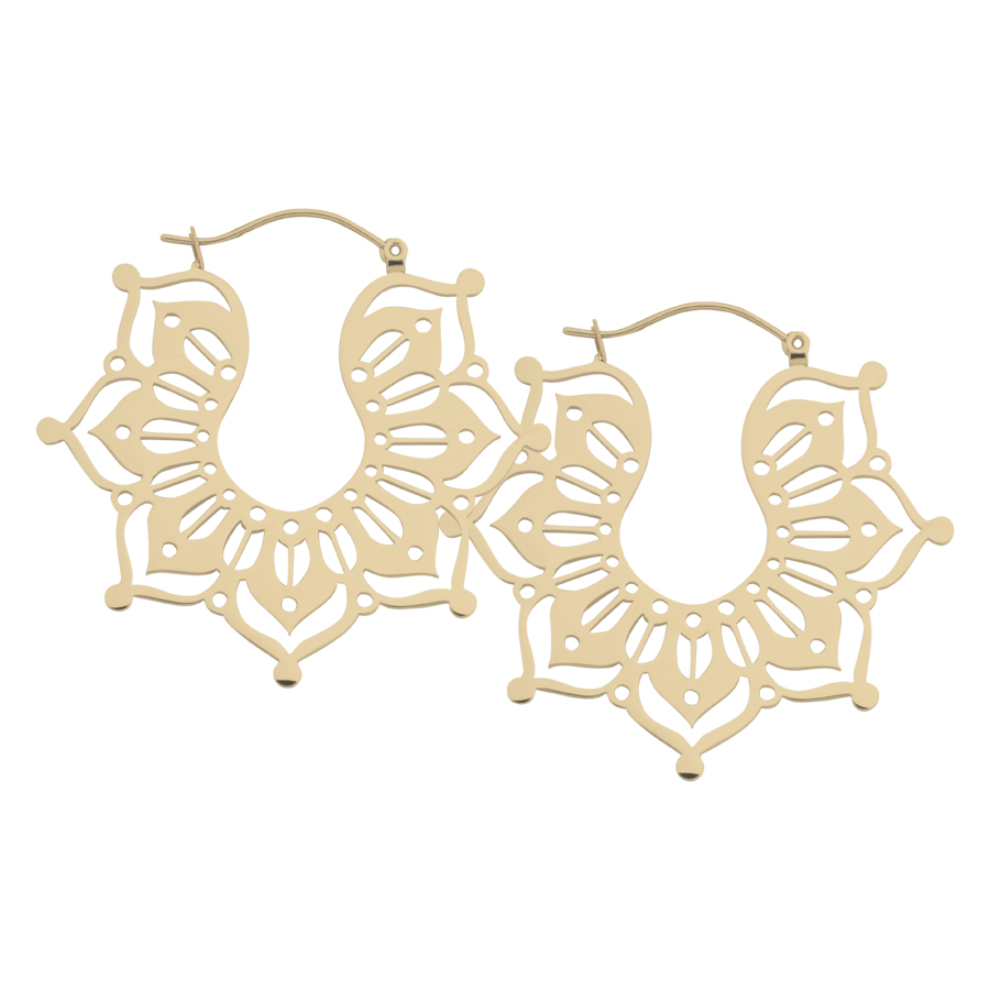 Goldene Magnolia Hoops Ohrringe aus Chirurgenstahl auf weißem Hintergrund
