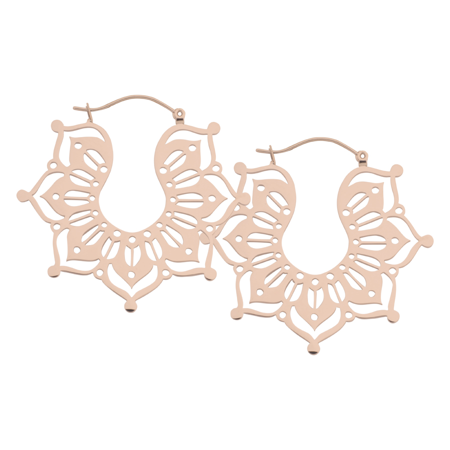 Roségoldene Ohrringe in Form von Magnolia Hoops auf weißem Hintergrund