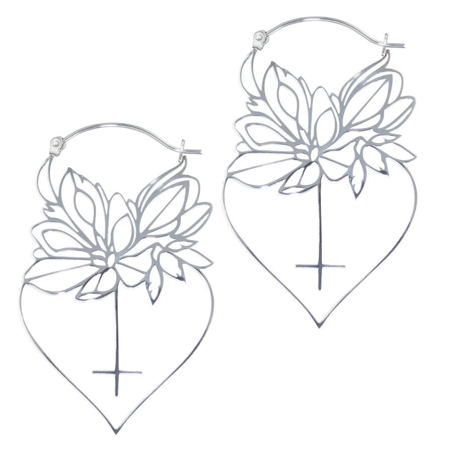 Silberne Dahlia Hoops Ohrringe mit Blumenmotiv auf weißem Hintergrund