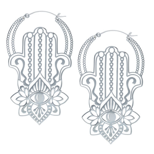Zwei silberne Khamsa Ohrringe aus Chirurgenstahl mit filigranem Design auf weißem Hintergrund