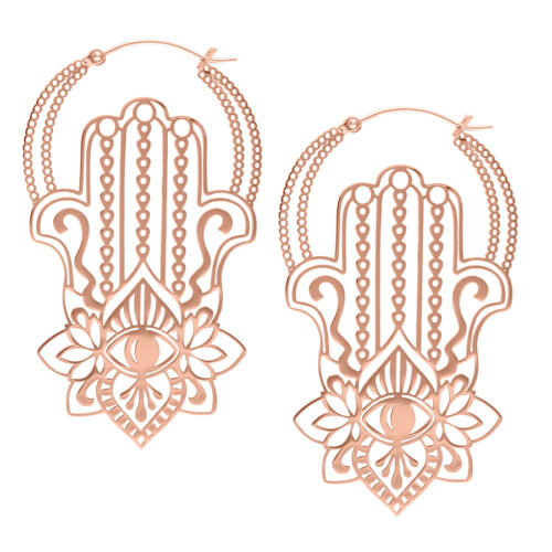 Zwei roségoldene Khamsa Hoops Ohrringe mit filigranen Details auf weißem Hintergrund