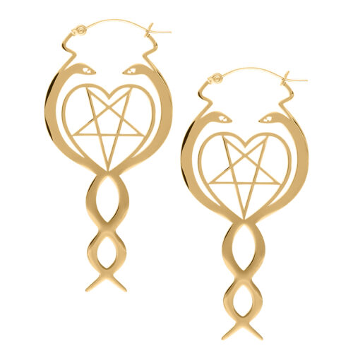 Goldene Ohrringe mit Schlangenmotiv und Herzdesign auf weißem Hintergrund