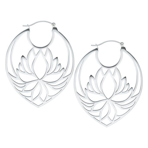 Paar silberne Lotus Hoops Ohrringe aus Chirurgenstahl auf weißem Hintergrund