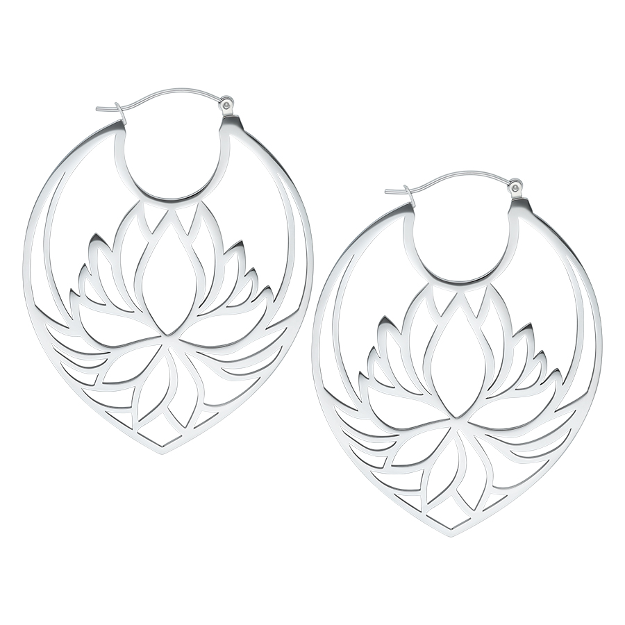Paar silberne Lotus Hoops Ohrringe aus Chirurgenstahl auf weißem Hintergrund