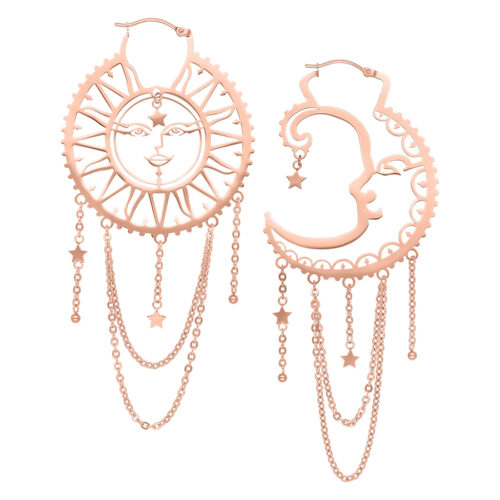 Roségoldene Ohrringe mit Sonne und Mond Design, Ketten und Sternanhängern auf weißem Hintergrund
