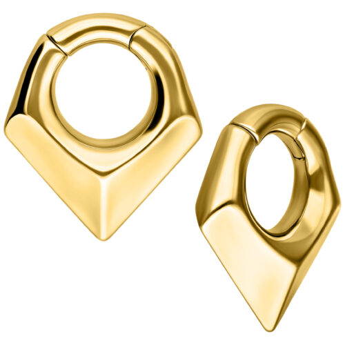 Zwei goldene Triangle Ohrgewichte aus Chirurgenstahl auf weißem Hintergrund