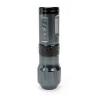 Ava Wireless Pen Machine Grau 38mm Graue drahtlose Tattoomaschine Ava mit 38 mm Griff auf weißem Hintergrund