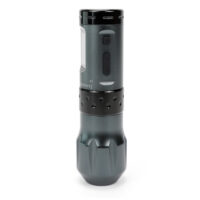 Ava Wireless Pen Machine Grau 38 mm Grip Graue kabellose Tattoomaschine mit 38 mm Griff auf weißem Hintergrund