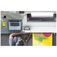 Großformatdrucker Epson SureColor SC-T3100x auf Schreibtisch mit Laptop und farbigem Druck
