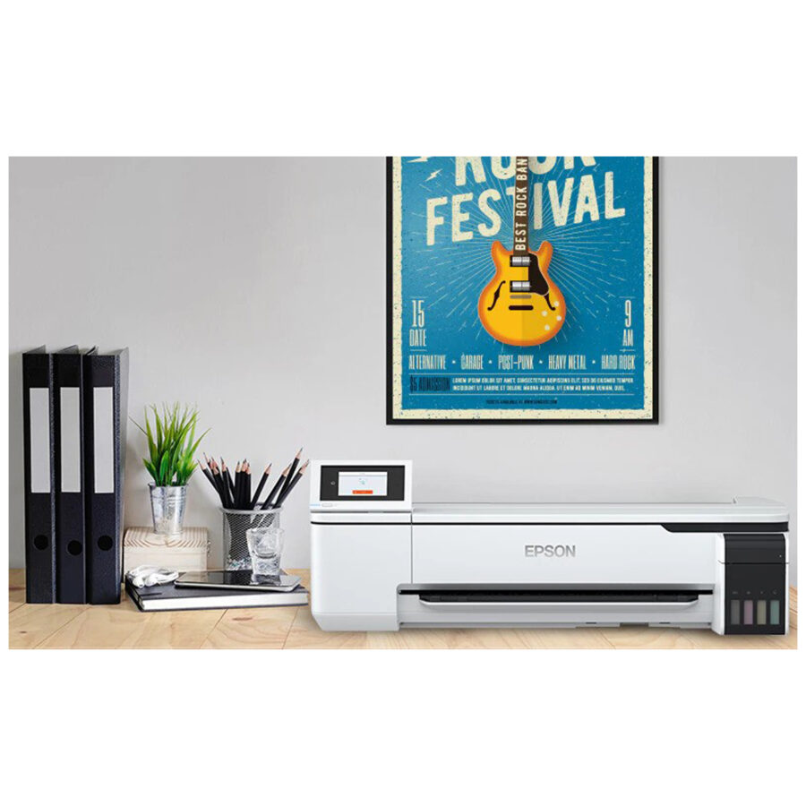 Weißer Epson SureColor SC-T3100x Großformatdrucker auf einem Schreibtisch mit Büromaterialien und Pflanzen, Poster im Hintergrund