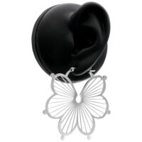 Silberne Flower Hoops Ohrringe an einem schwarzen Ohr-Modell