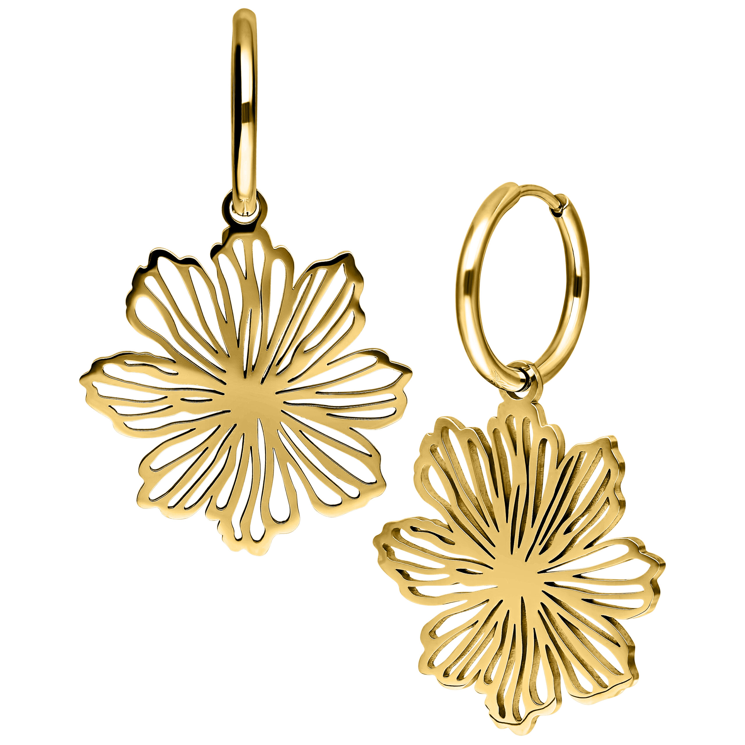 Goldene Creolen mit feinem Blumenmuster auf weißem Hintergrund