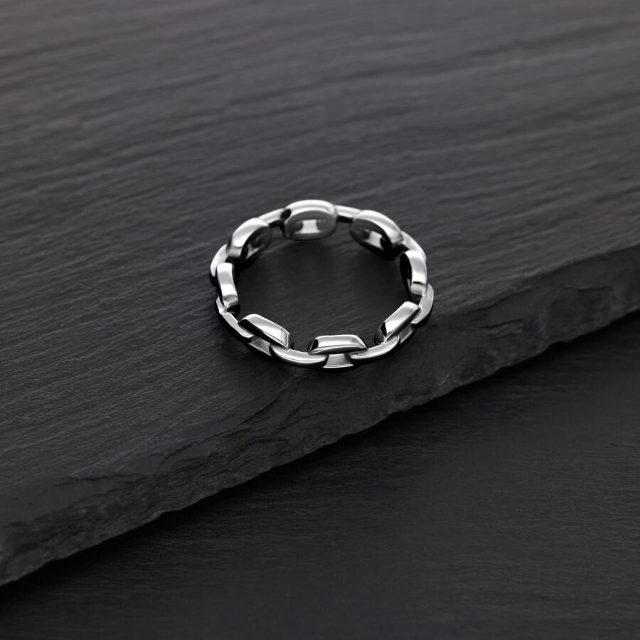 Silberner Link Chain Ring aus Chirurgenstahl auf schwarzem Hintergrund