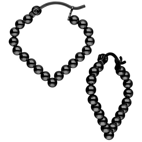 Schwarze Ohrringe in polygonaler Form, bestehend aus Kugeln, auf weißem Hintergrund