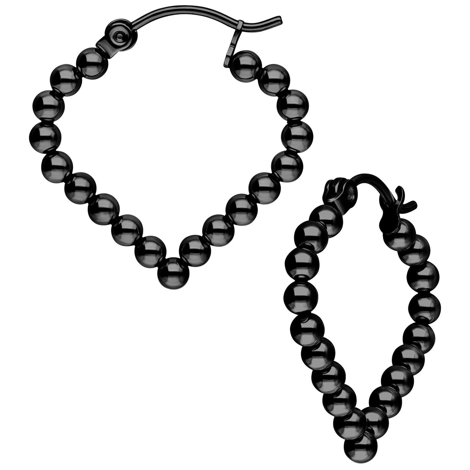 Schwarze Ohrringe in polygonaler Form, bestehend aus Kugeln, auf weißem Hintergrund